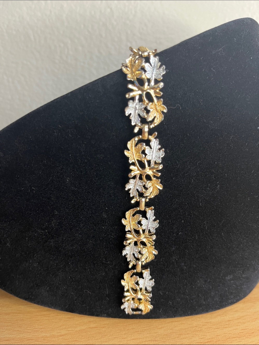 Beautiful Sarah Coventry Vintage Gold & Silver Tone Leaf Bracelet